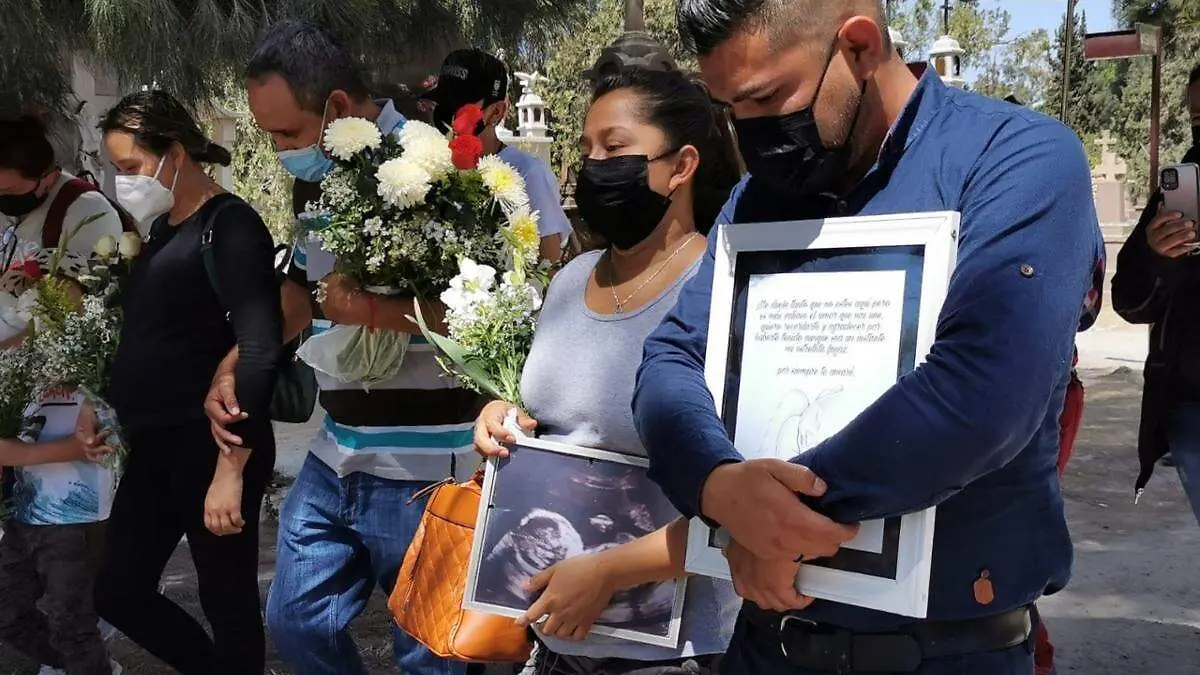 Padres recuperan el cuerpo de su hija